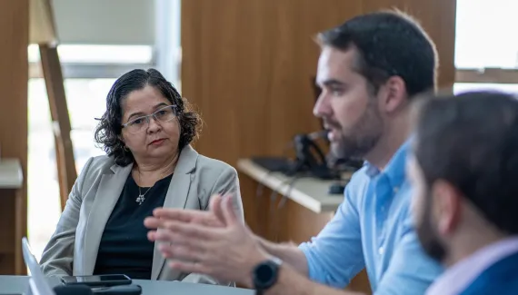 Futura secretária da Fazenda do Paraná enfrentou dívida bilionária e críticas a benefícios fiscais no RS