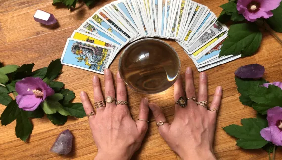 Outubro é mês de reflexão: tarot pode ajudar a repensar decisões nos últimos meses do ano