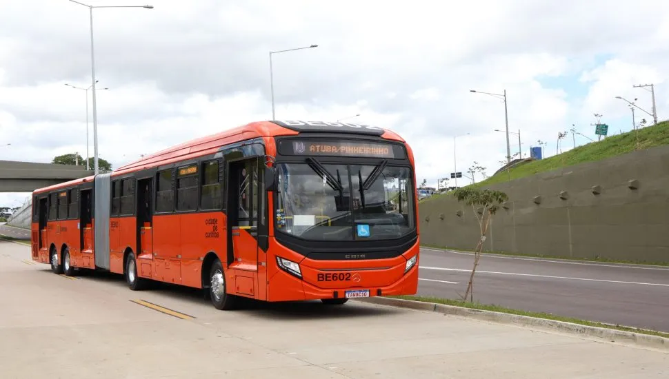A manutenção preventiva, o monitoramento tecnológico e a fiscalização fazem parte da rotina das empresas de ônibus de Curitiba para garantir mais segurança aos passageiros.