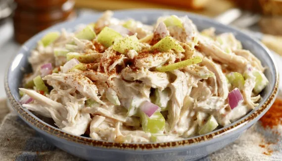Salada cremosa de frango com iogurte: aprenda essa receita proteica e fácil para o jantar