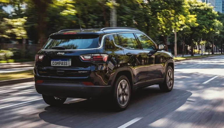 Imagem mostra o novo Jeep Compass sport externa traseira preto no asfalto
