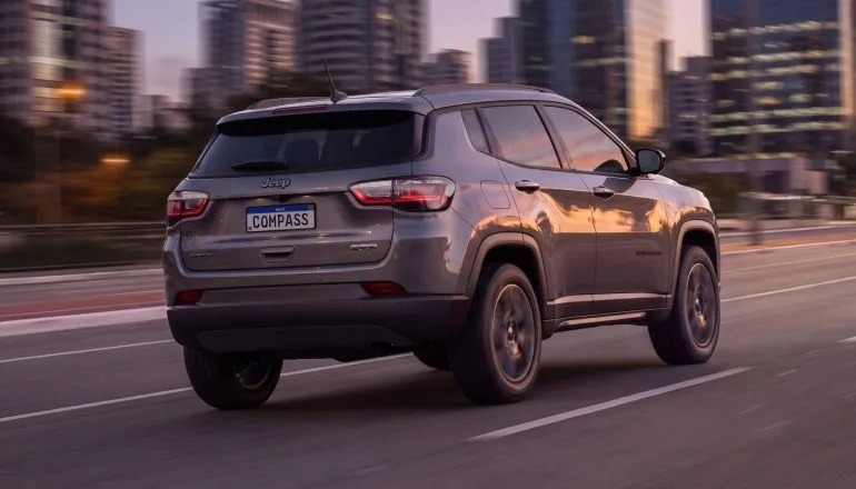 Imagem mostra o novo Jeep Compass nighteagle externa traseira cinza escuro