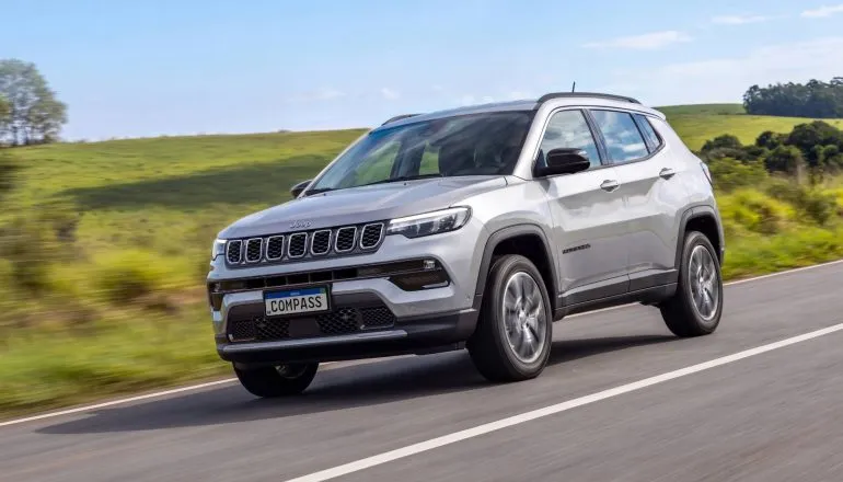 Imagem mostra o novo Jeep Compass Longitude externa dianteira cinza