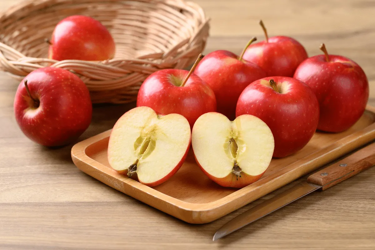 Uma maçã por dia mantém o médico longe? Entenda o ditado e conheça 7 benefícios da fruta
