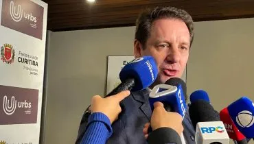 A imagem mostra o presidente da Urbs, Ogeny Pedro Maia Neto, concedendo entrevista coletiva.