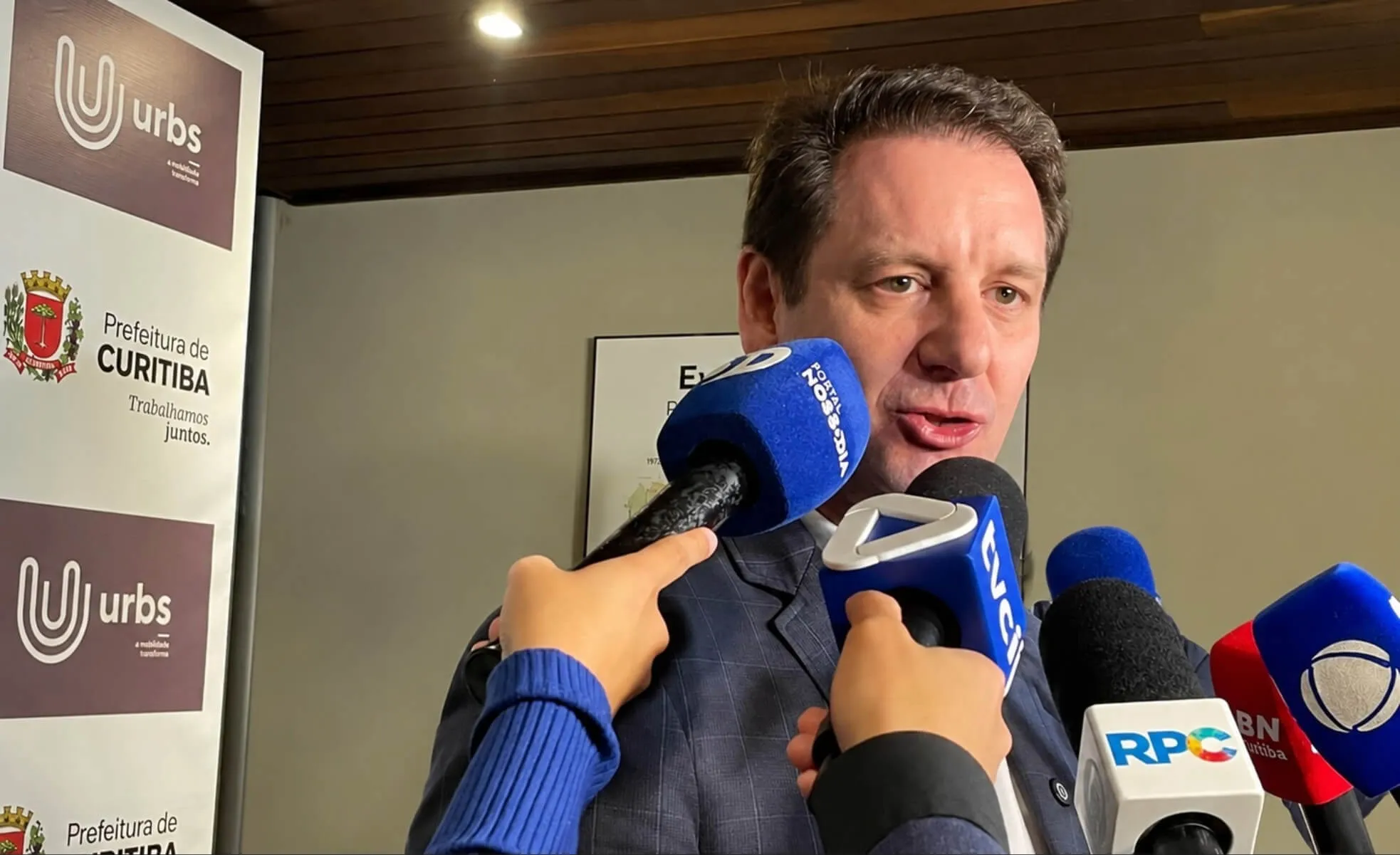 A imagem mostra o presidente da Urbs, Ogeny Pedro Maia Neto, concedendo entrevista coletiva.