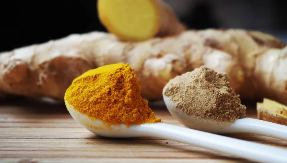 Imagem mostra colheres com cúrcuma em pó.