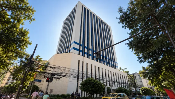 Edifício Waldir Pires, sede da Dataprev em Botafogo, no Rio de Janeiro, será levado a leilão público em 30 de outubro de 2026, com lance inicial de R$ 138,78 milhões. O certame será conduzido pelo leiloeiro oficial Helcio Kronberg. (Foto: Divulgação)