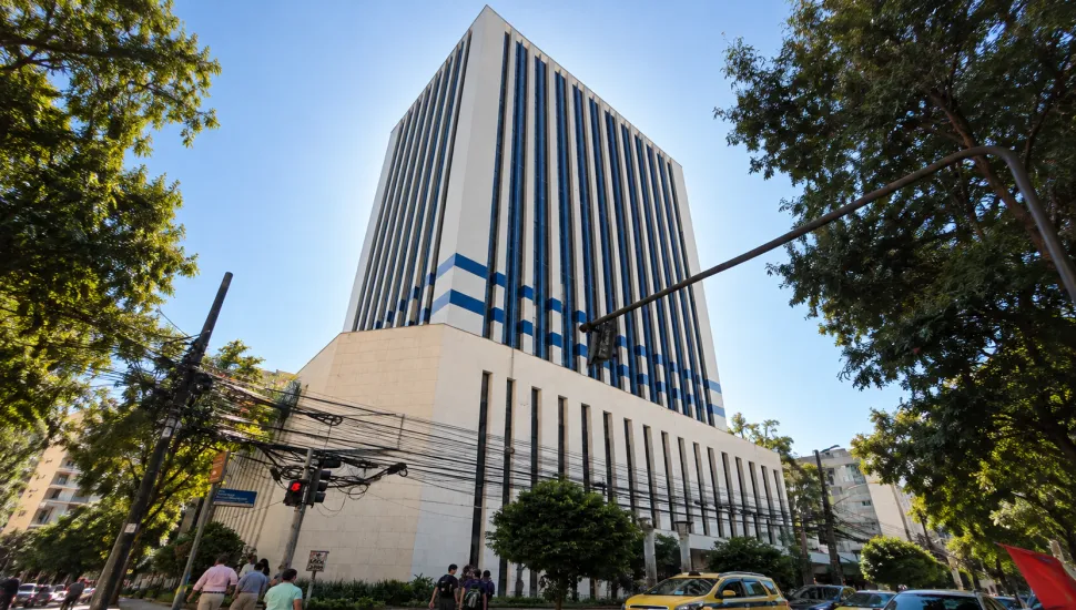Edifício Waldir Pires, sede da Dataprev em Botafogo, no Rio de Janeiro, será levado a leilão público em 30 de outubro de 2026, com lance inicial de R$ 138,78 milhões. O certame será conduzido pelo leiloeiro oficial Helcio Kronberg. (Foto: Divulgação)