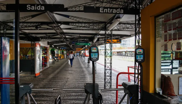 206 cidades do Paraná terão ônibus gratuito para eleitores no segundo turno