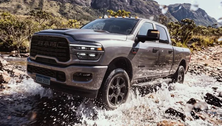 RAM 2500 Laramie dianteira cinza agua - O capô da picape traz uma entrada de ar central e saídas nas laterais, além de contar com o emblema reposicionado na parte central elevada.