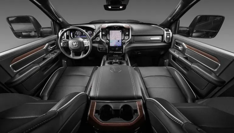 RAM 2500 Laramie - Internamente, a picape pesada mantém acabamento escurecido no painel, volante e bancos de couro, acompanhada por um quadro de instrumentos digital de 12,3 polegadas.