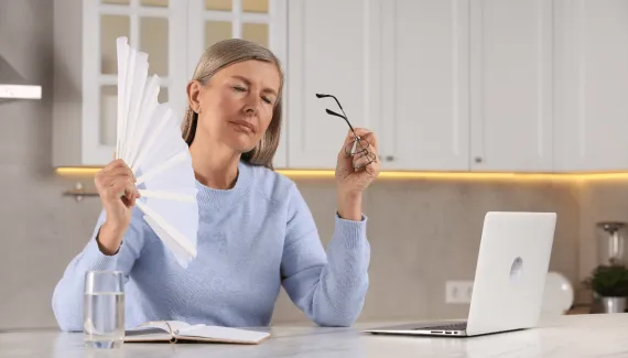 Calor na menopausa: por que o corpo parece “esquentar do nada”?