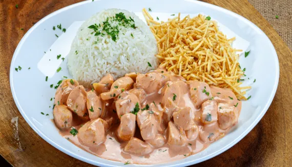 Estrogonofe de frango cremoso: veja como preparar essa receita para o almoço de sábado