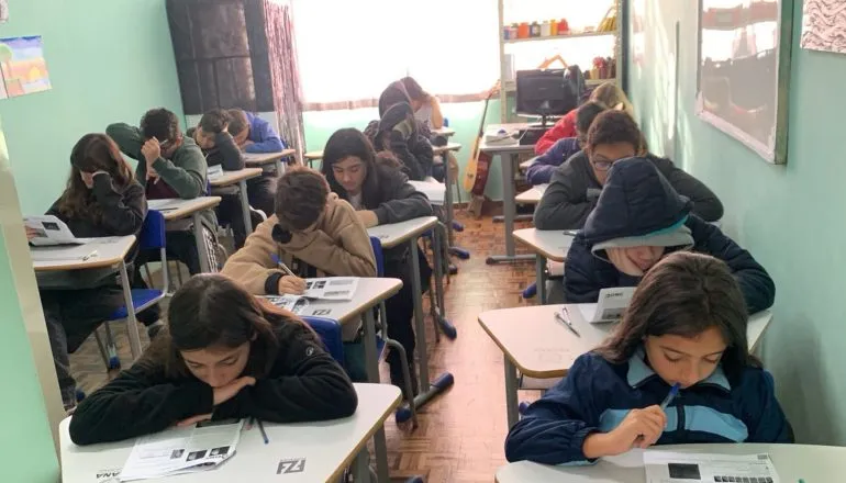 Como é o protocolo que identifica alunos superdotados na rede estadual do Paraná