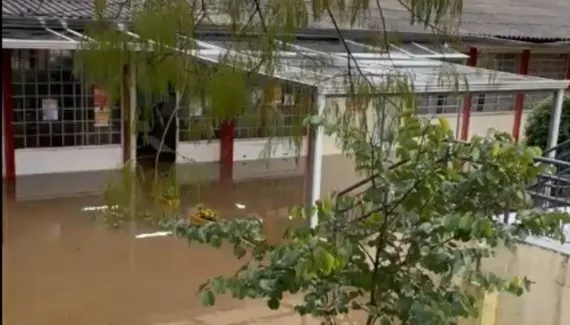 Chuva de quase 100 mm provoca transtornos em Curitiba e altera local de votação