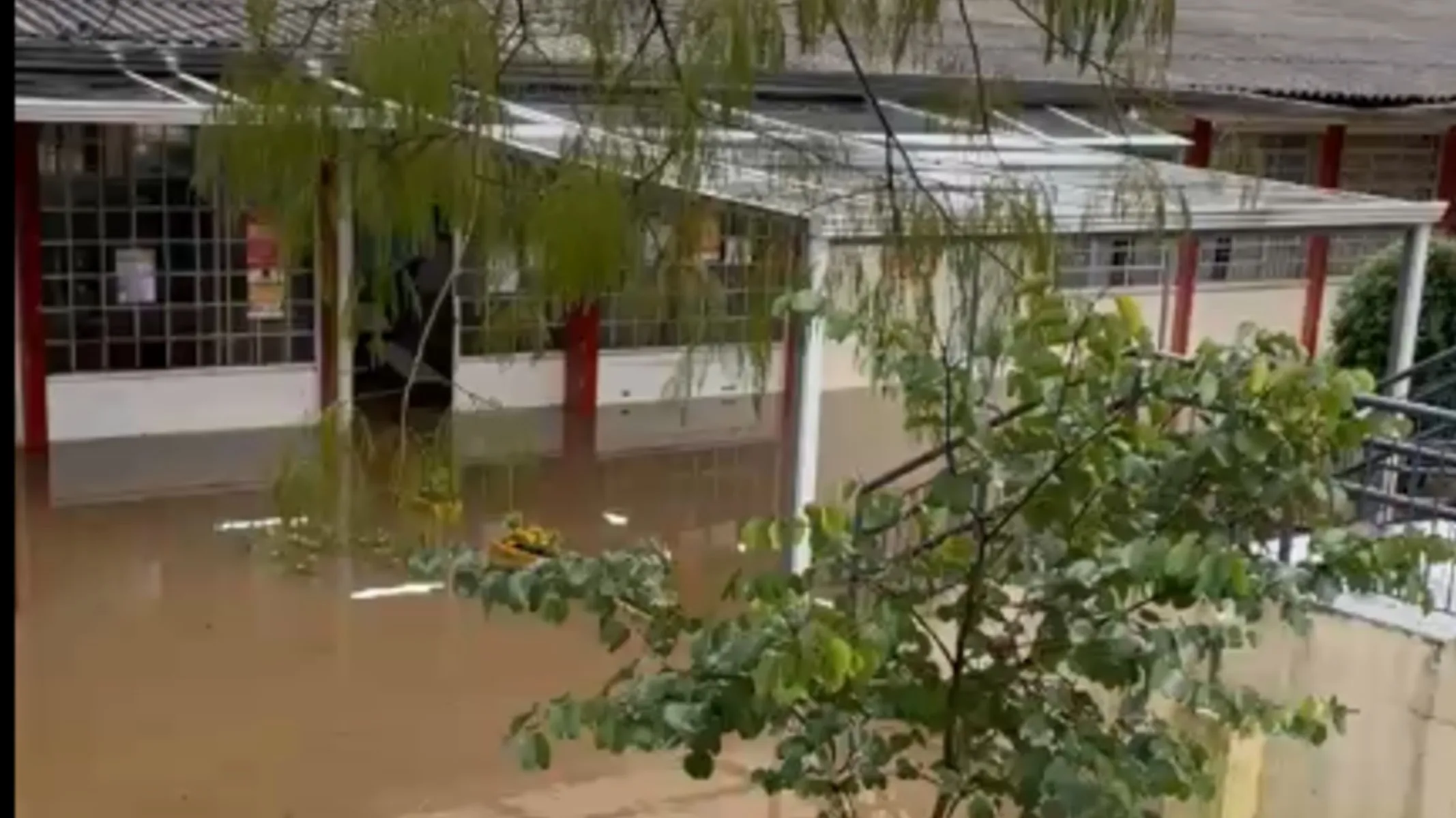 Escola Dario Vellozo, na CIC, ficou alagada por causa da chuva forte.