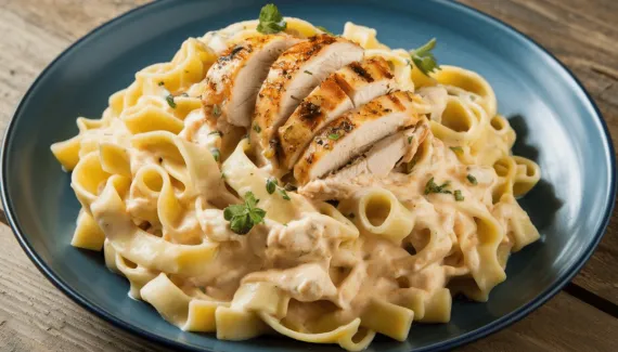 Macarrão ao molho branco com filé de frango grelhado: aprenda essa receita para o almoço de domingo