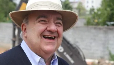 Ex-prefeito Rafael Greca se emociona ao votar em Curitiba