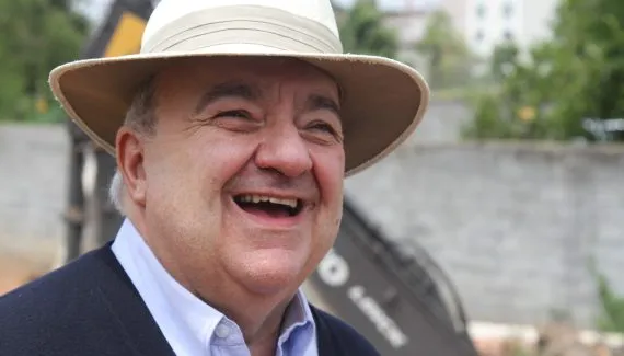 Ex-prefeito Rafael Greca se emociona ao votar em Curitiba