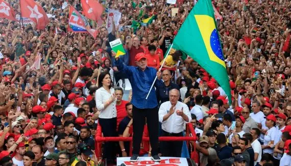 Lula vence Flávio Bolsonaro e é eleito presidente em 2º turno