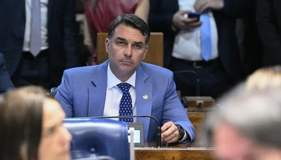 Flávio Bolsonaro não reconhece resultado e pede anulação da eleição
