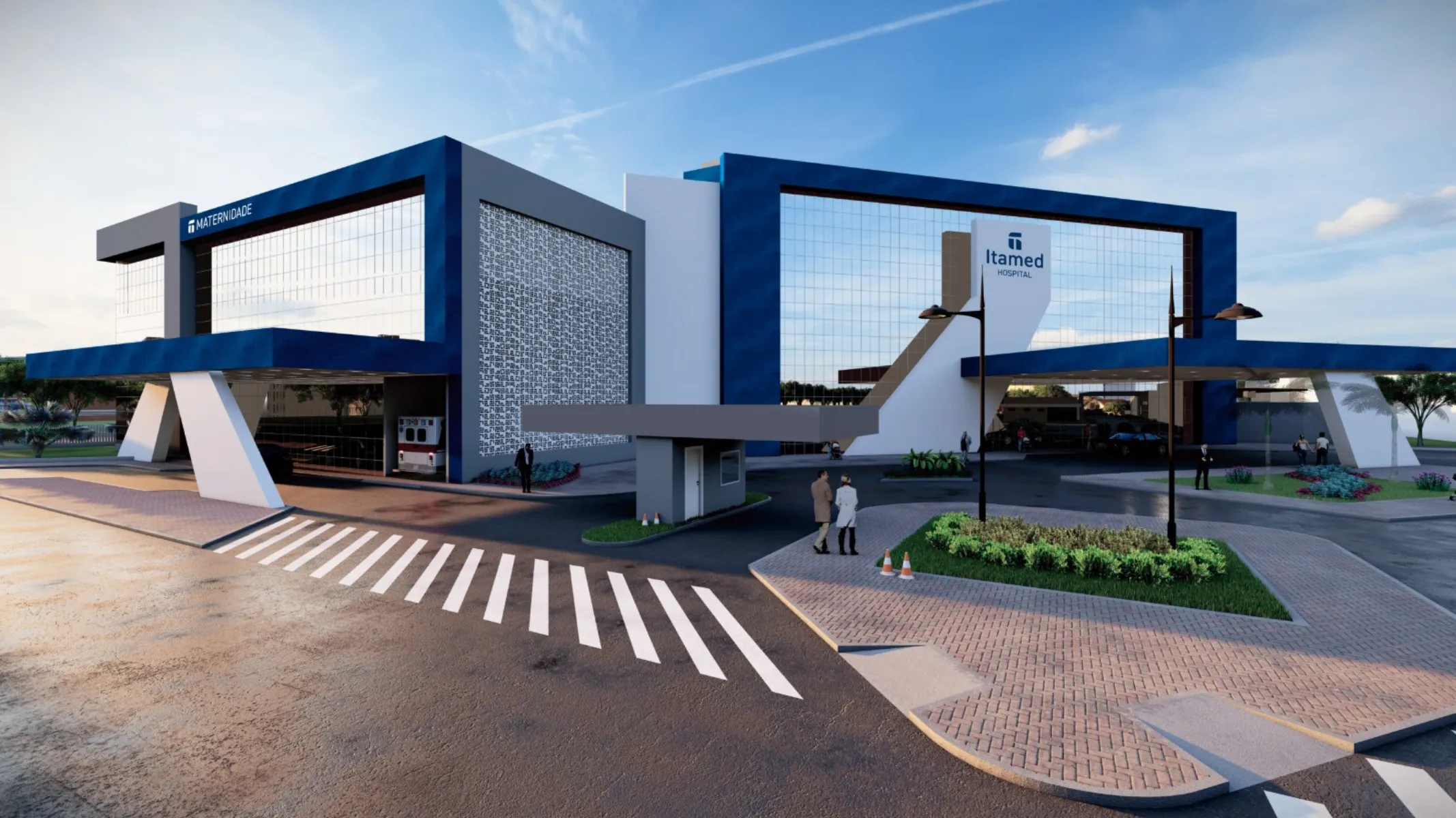 Renderização arquitetónica em perspectiva aérea frontal de um complexo hospitalar moderno, caracterizado por linhas geométricas e predominância de tons azuis, cinzentos e brancos. Em primeiro plano, a entrada principal apresenta passadeiras de peões pintadas de branco no asfalto, vias de acesso pavimentadas e pequenas ilhas de jardins bem cuidados. Algumas pessoas encontram-se junto à guarita de segurança e à entrada de veículos. No plano intermediário, a fachada do edifício exibe grandes superfícies envidraçadas enquadradas por estruturas arquitetónicas robustas em azul-escuro e cinzento. Painéis com sinalética institucional identificam as áreas do complexo, incluindo o logotipo com a inscrição "Itamed HOSPITAL" na entrada central e a indicação "MATERNIDADE" na ala esquerda. Coberturas em marquise estendem-se sobre as zonas de circulação de viaturas. Ao fundo, o horizonte revela-se sob um céu azul claro com nuvens esparsas, sob iluminação solar diurna que projeta sombras nítidas sobre o complexo.