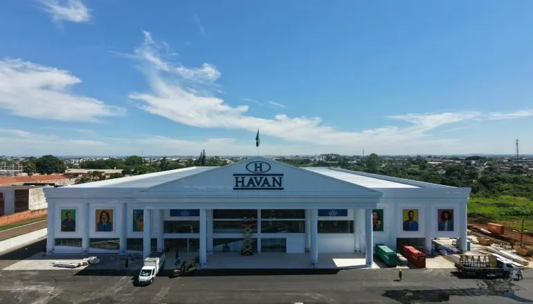 Havan em Londrina / vista aérea da fachada e estacionamento da terceira loja da Havan na cidade de Londrina / fachada imitando Casa Branca, nos Estados Unidos