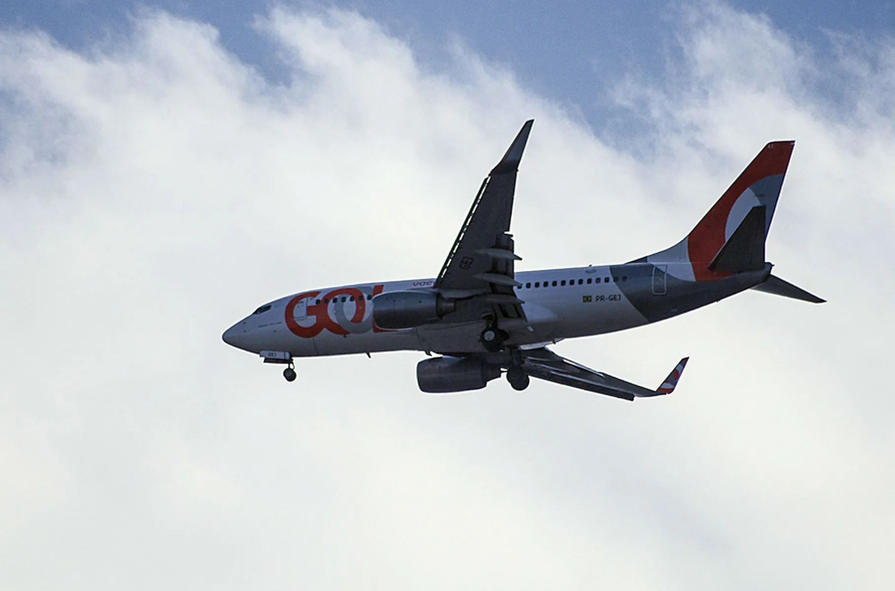 Com fumaça a bordo, avião que ia do Paraná para São Paulo faz pouso de emergência