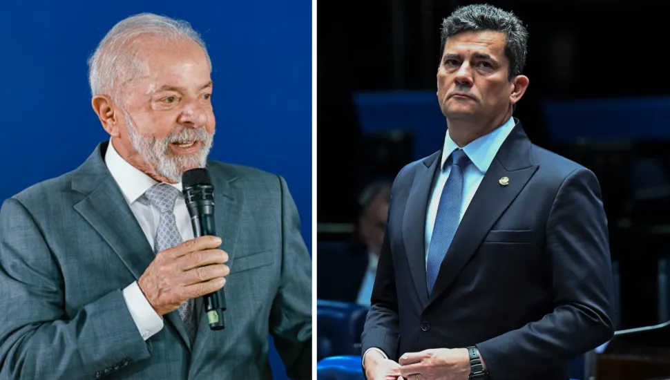 Fotografia composta por dois painéis verticais dispostos lado a lado, retratando Luiz Inácio Lula da Silva e Sergio Moro em contextos institucionais distintos. Em primeiro plano, no painel da esquerda, Lula aparece em plano médio, vestindo um fato cinzento, camisa social branca e gravata clara estampada, enquanto segura um microfone com a mão direita e sorri ligeiramente com o olhar voltado para a direita. Ao fundo, observa-se uma parede azul lisa. No painel da direita, Sergio Moro surge em plano médio, vestindo um fato azul-escuro, camisa social branca e gravata azul, com uma expressão séria e o olhar fixo para a frente. Ao fundo, o ambiente sugere um plenário ou auditório institucional com iluminação difusa.