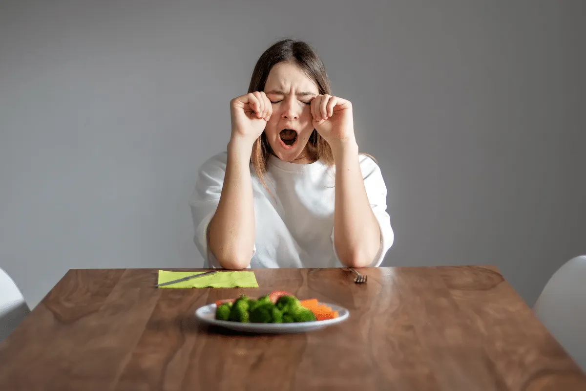 Bateu sono depois do almoço? Entenda se a comida é realmente a culpada