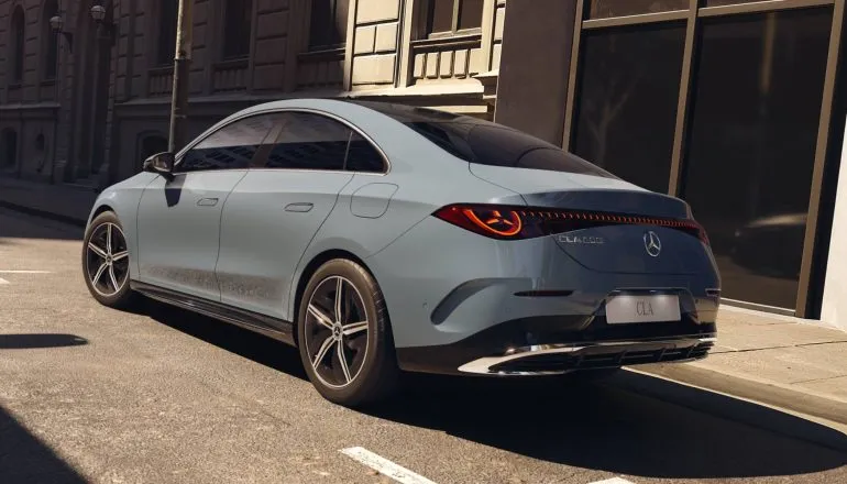 Imagem mostra destalhes da Mercedes-Benz CLA 200 AMG externa traseira azul - Traseira do novo Mercedes-Benz CLA 200 AMG Line traz visual renovado da nova geração do modelo, construído sobre a plataforma MMA.