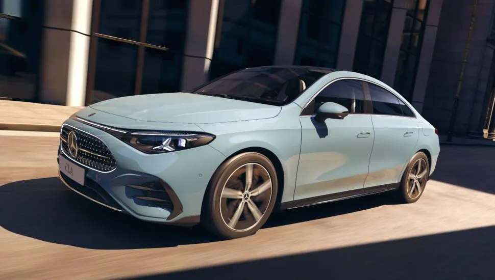 Imagem mostra destalhes da Mercedes-Benz CLA 200 AMG externa dianteira azul - Com preço sugerido de R$ 364.900,00, a dianteira do CLA 200 traz a nova identidade visual da marca aliada ao pacote esportivo AMG Line.