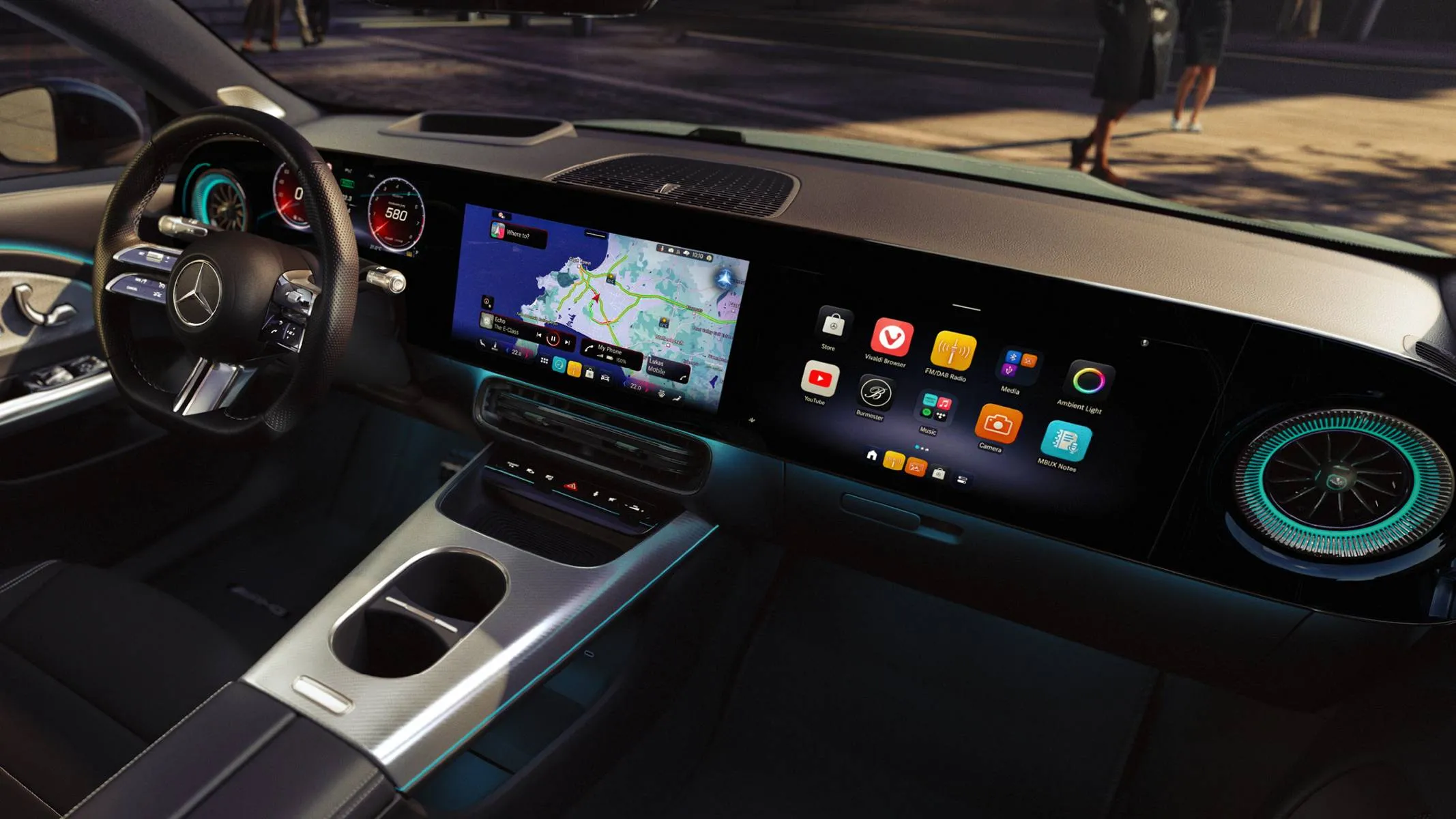 Imagem mostra destalhes da Mercedes-Benz CLA 200 AMG Line cluster e telas a bordo - A central multimídia do novo CLA 200 oferece alta conectividade, suporte à chave digital, comando por voz online e monitoramento remoto.