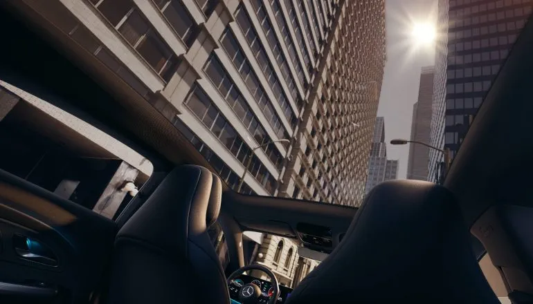 Imagem mostra destalhes da Mercedes-Benz CLA 200 AMG Line interna teto solar panoramico - O teto solar panorâmico integra a lista de itens do modelo e garante maior luminosidade e sensação de espaço ao interior do cupê compacto.