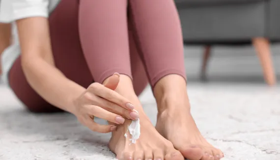 5 cuidados para hidratar a pele de pessoas com diabetes e prevenir rachaduras