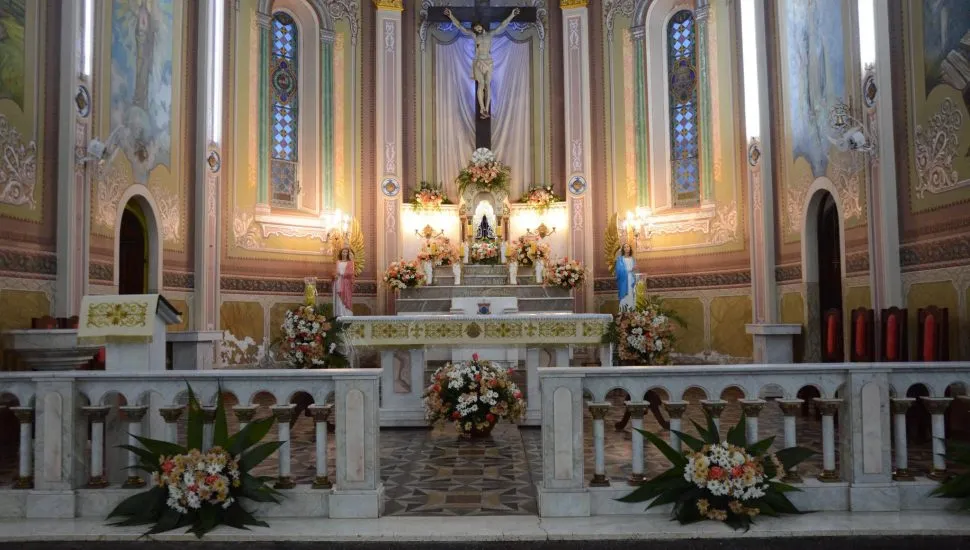 A imagem mostra o altar do Santuário de Tomazina.