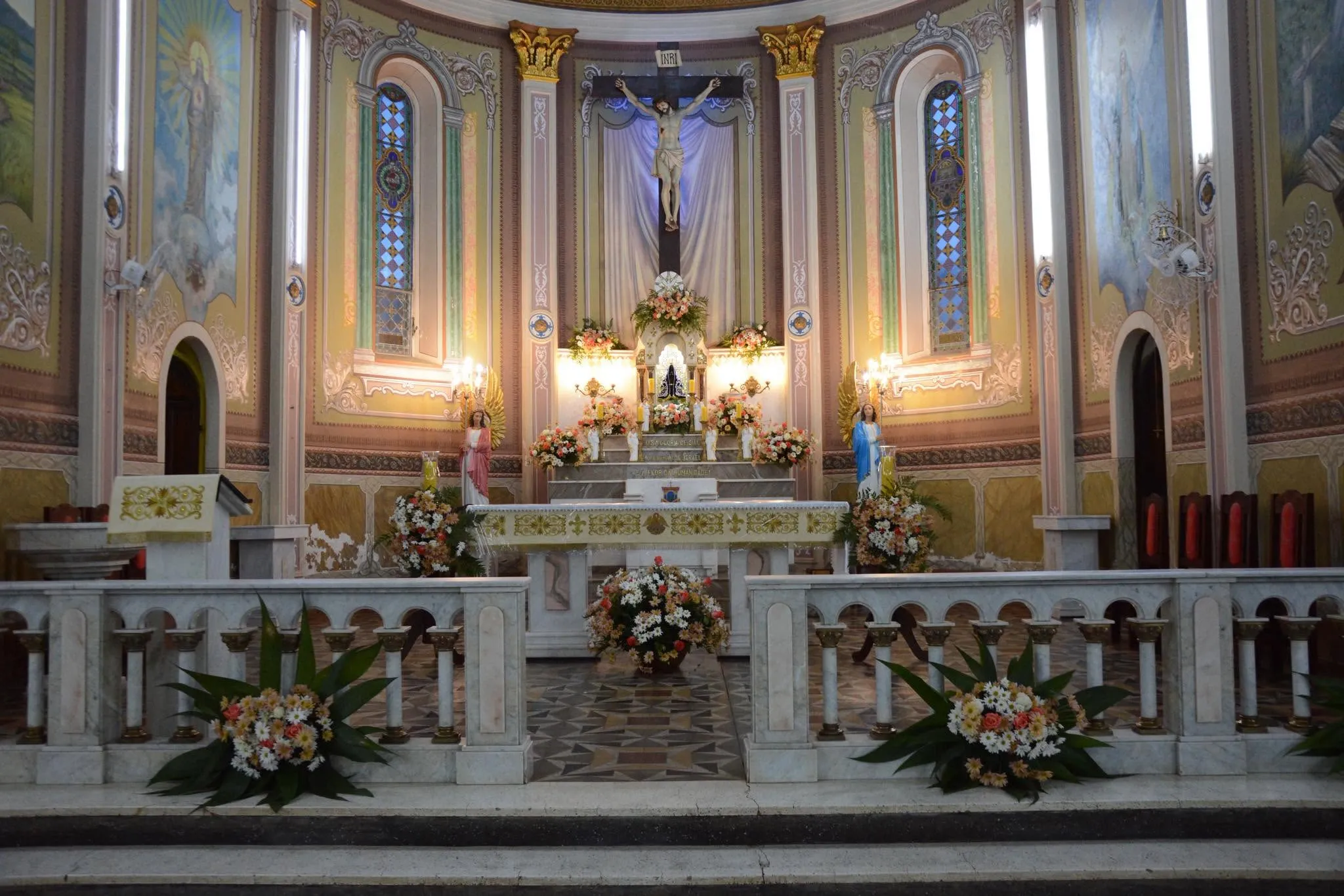A imagem mostra o altar do Santuário de Tomazina.