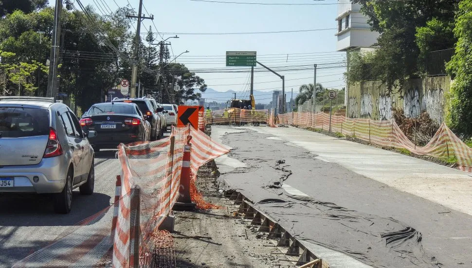 A imagem mostra o bloqueio de trecho da Rua Dr. Roberto Barrozo para obras.