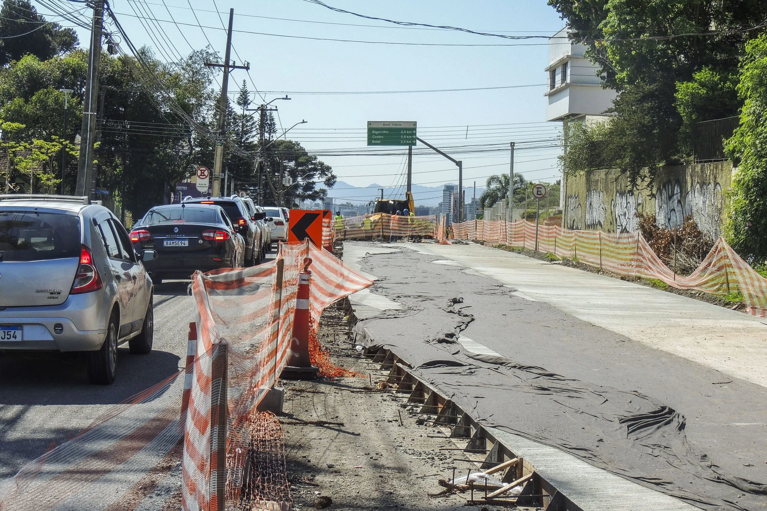 A imagem mostra o bloqueio de trecho da Rua Dr. Roberto Barrozo para obras.