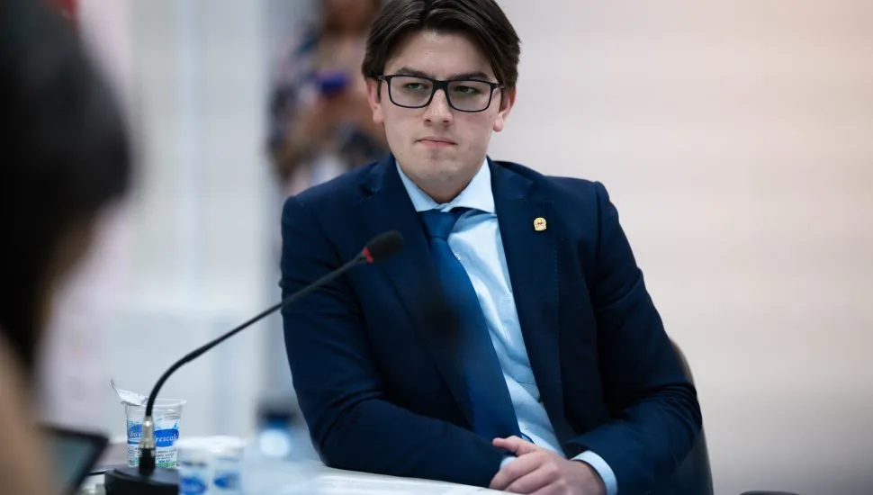 A imagem mostra Guilherme Kilter na Câmara Municipal de Curitiba.