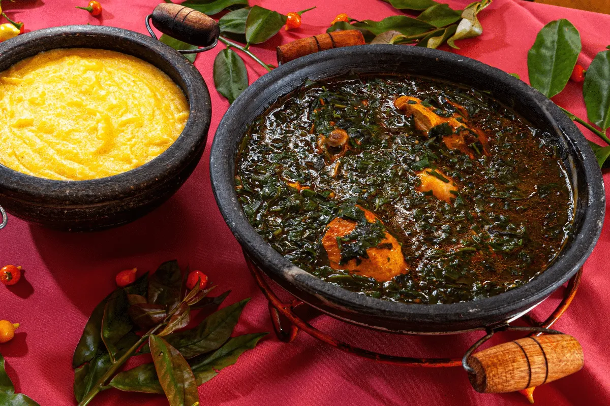 Frango caipira com ora-pro-nóbis e angu: aprenda a fazer esse prato típico de Minas Gerais