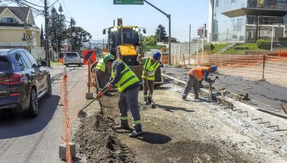 Bloqueio importante trava trânsito em região movimentada de Curitiba