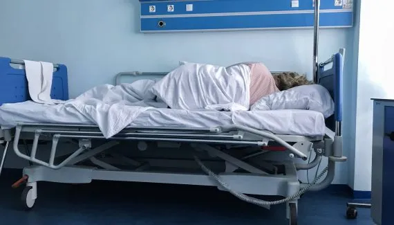 Antibióticos excretados por pacientes alimentam superbactérias em esgotos
