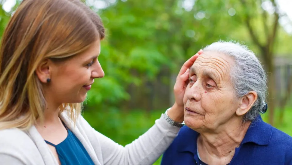 Imagem mostra uma idosa com doença de Alzheimer ou demência olhando para uma idosa sem a reconhecer.