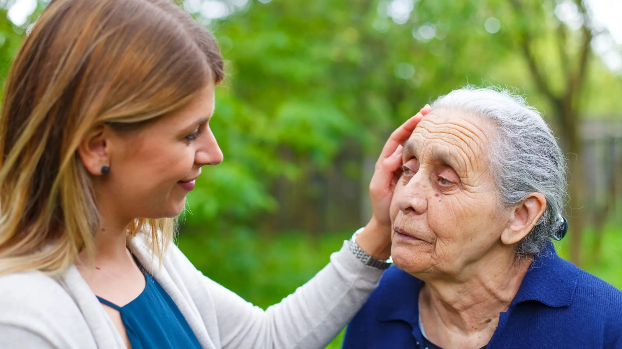 Imagem mostra uma idosa com doença de Alzheimer ou demência olhando para uma idosa sem a reconhecer.