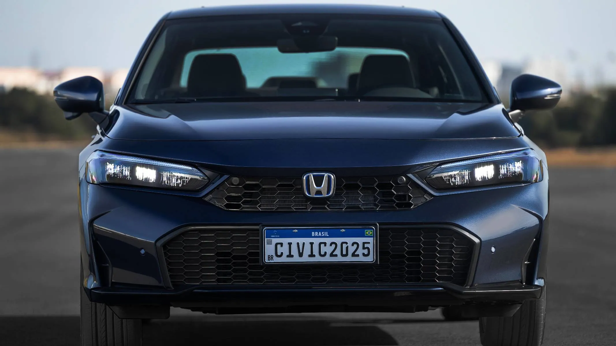 Honda Civic Advanced Hybrid dianteira azul - Vista da dianteira renovada do Honda Civic Advanced Hybrid, evidenciando as novas grades com elementos hexagonais e o para-choque reestilizado.