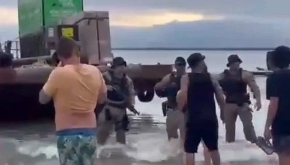 "Obra primeiro, catraca depois": moradores e comerciantes protestam na Ilha do Mel
