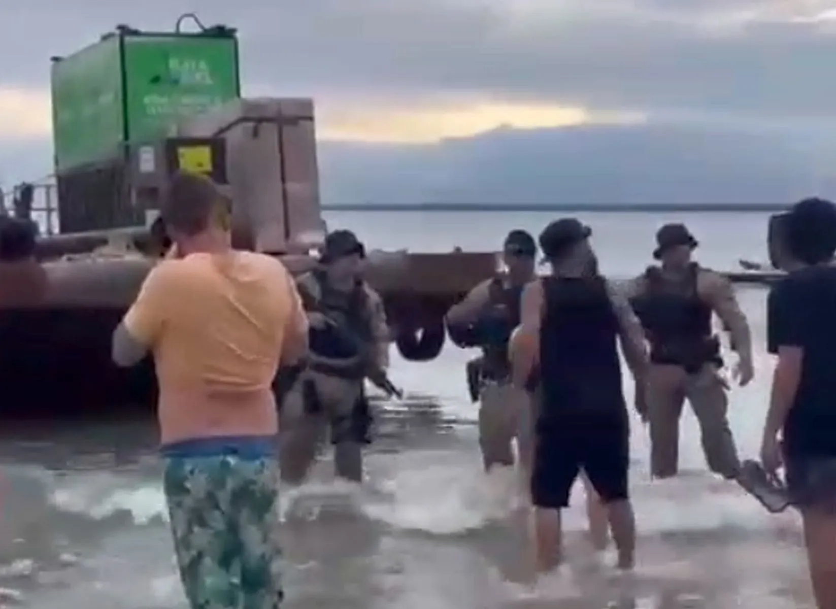 "Obra primeiro, catraca depois": moradores e comerciantes protestam na Ilha do Mel