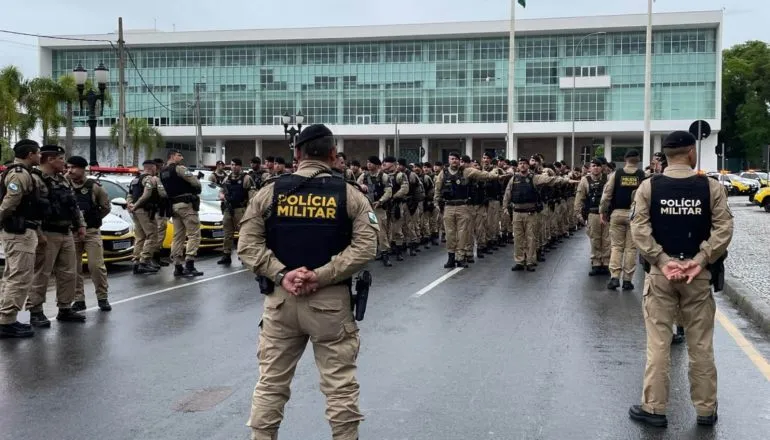 Operação da PM reúne 100 viaturas para reforçar policiamento em Curitiba